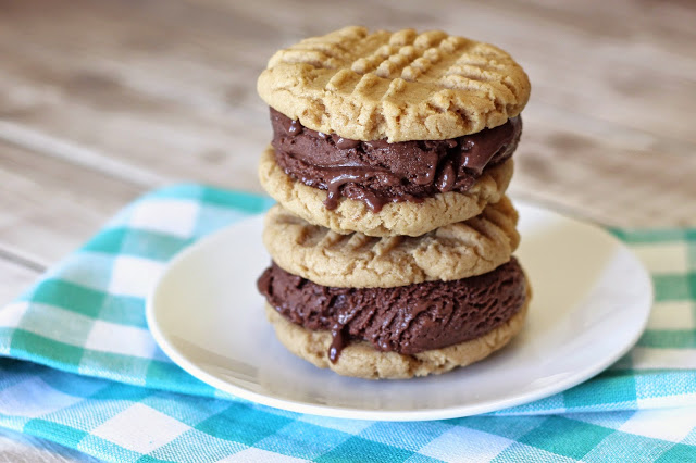 Gluten Free Vegan Peanut Butter Chocolate Ice Cream Sandwiches. Creamy, dairy free chocolate ice cream, sandwiched between two soft peanut butter cookies. Ice cream sandwich perfection.