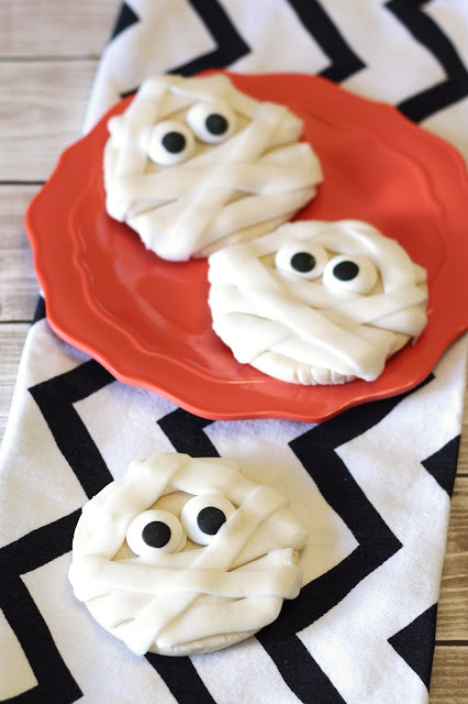 Gluten Free Vegan Mummy Sugar Cookies. So simple, so cute, so spooky.