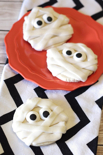 Gluten Free Vegan Mummy Cookies. So simple, so cute, so spooky.