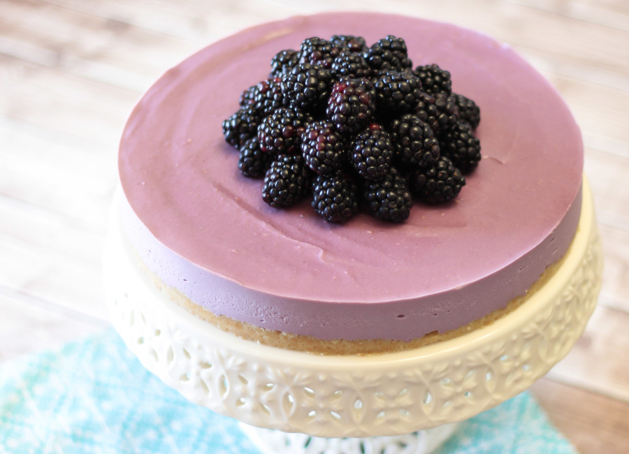 Gluten Free Vegan Blackberry Cheesecake. Made with cashews and fresh blackberries. Such a showstopper! 