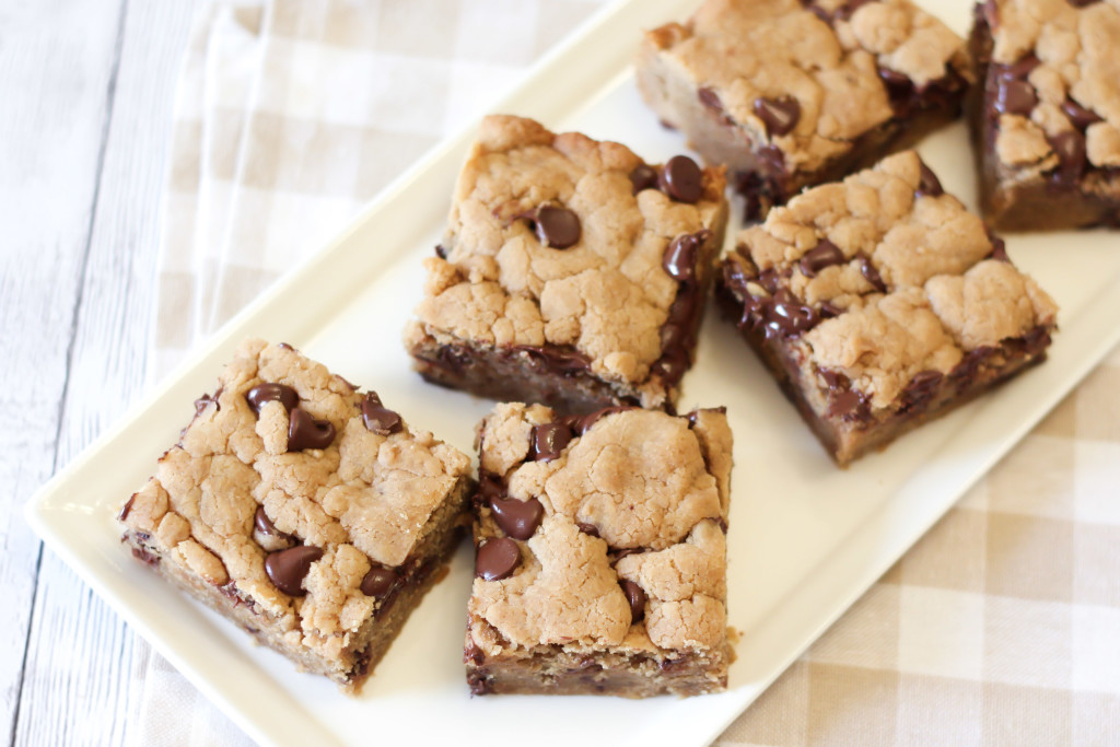 Gluten Free Vegan Peanut Butter Chocolate Chip Cookie Bars. Soft peanut butter cookies with tons of chocolate chips, baked into cookie bars!