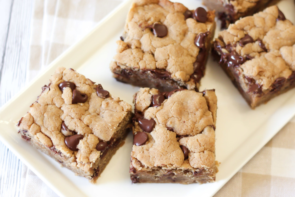 Gluten Free Vegan Peanut Butter Chocolate Chip Cookie Bars. Soft peanut butter cookies with tons of chocolate chips, baked into cookie bars!