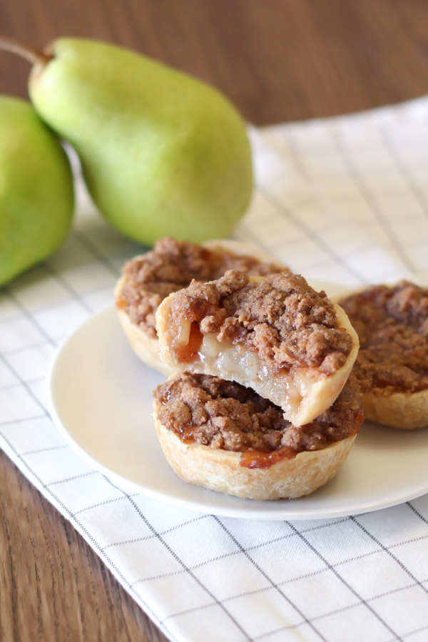 gluten free vegan mini pear pies with crumb topping2