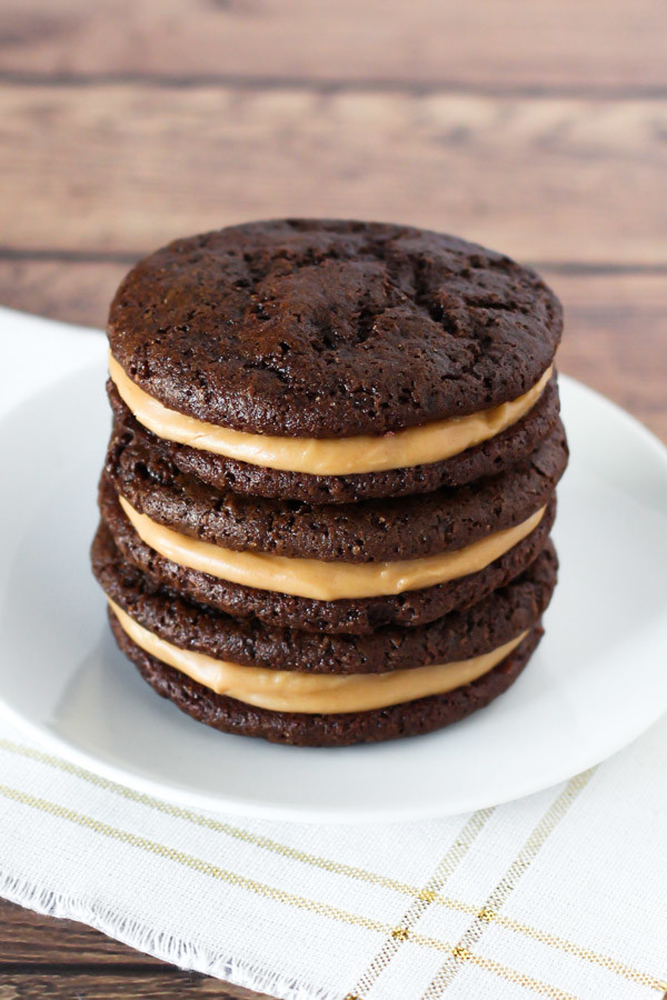 Gluten Free Vegan Chocolate Peanut Butter Sandwich Cookies. Soft chocolate cookies, with creamy peanut butter filling. Oh yes!