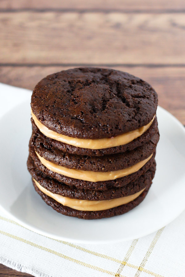 Gluten Free Vegan Chocolate Peanut Butter Sandwich Cookies. Soft chocolate cookies, with creamy peanut butter filling. Oh yes!