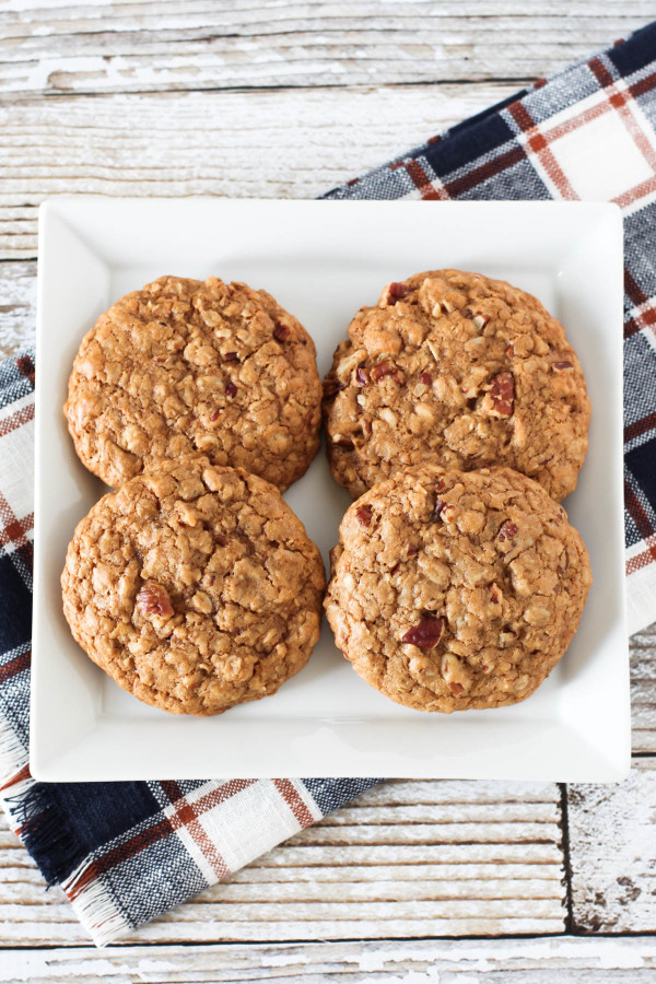 Gluten Free Vegan Maple Pecan Oatmeal Cookies. Chewy, soft oatmeal cookies, packed with crunchy pecans. Nutty-licious!