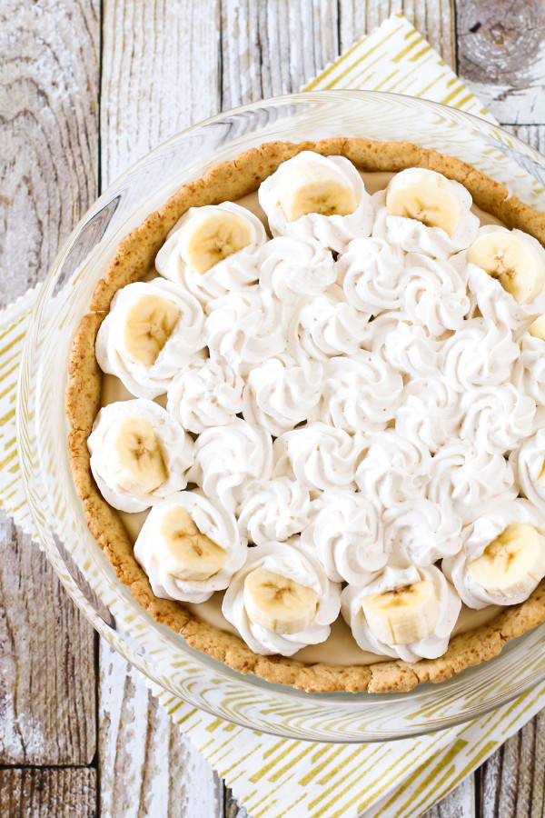 Gluten Free Vegan Banana Cream Pie. Layers of dairy free vanilla pudding with slices of bananas, topped with creamy So Delicious Cocowhip!