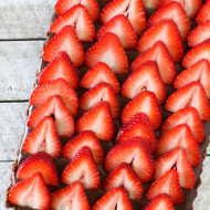 gluten free vegan no-bake strawberry chocolate tart