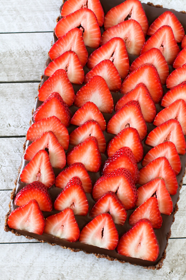 Gluten Free Vegan No-Bake Strawberry Chocolate Tart. Cookie crust and the creamiest dark chocolate ganache, topped with sliced juicy strawberries!