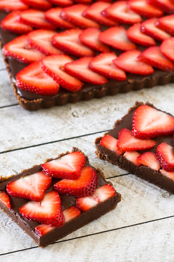 Gluten Free Vegan No-Bake Strawberry Chocolate Tart. Cookie crust and the creamiest dark chocolate ganache, topped with sliced juicy strawberries!