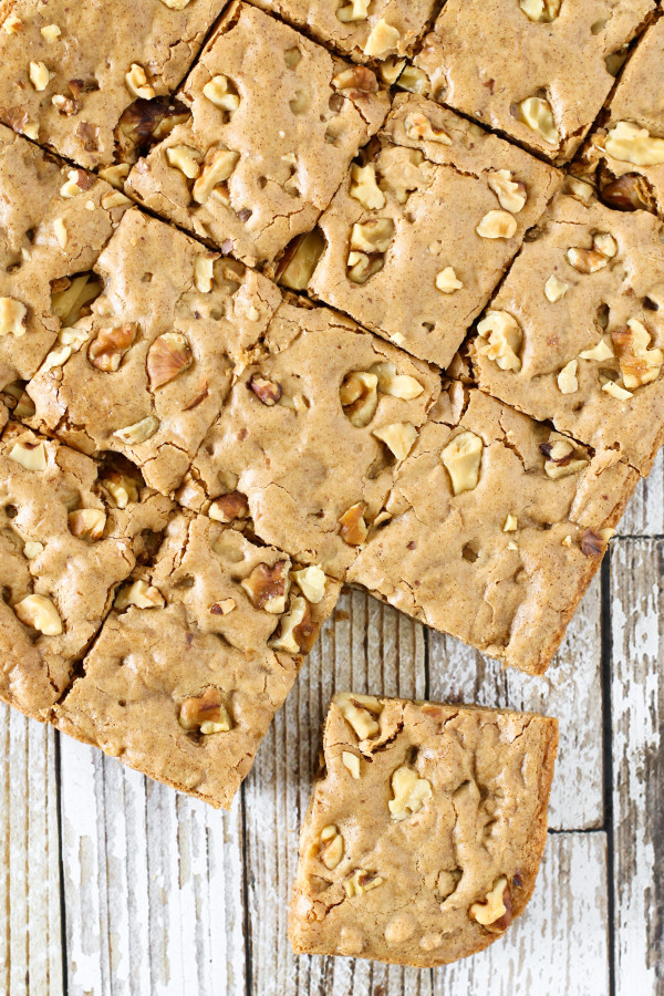 Gluten Free Vegan Maple Walnut Blondies. Crispy edges, chewy on the inside and loaded crunchy walnuts!