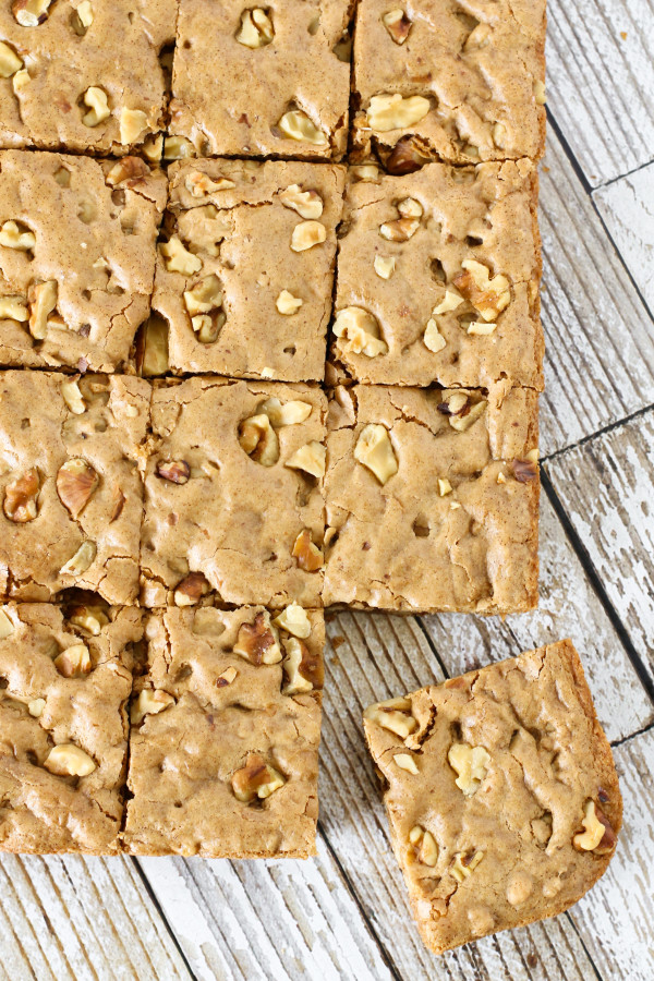 Gluten Free Vegan Maple Walnut Blondies. Crispy edges, chewy on the inside and loaded crunchy walnuts!