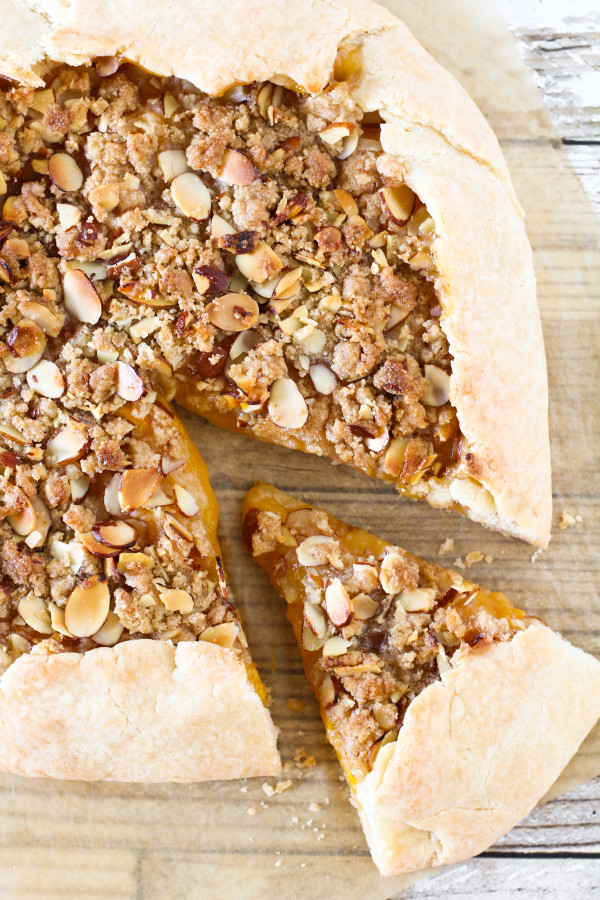 Gluten Free Vegan Peach Almond Crostata. Flaky rustic crust, filled with fresh peaches and topped with a nutty crumb topping. Baked to golden deliciousness!