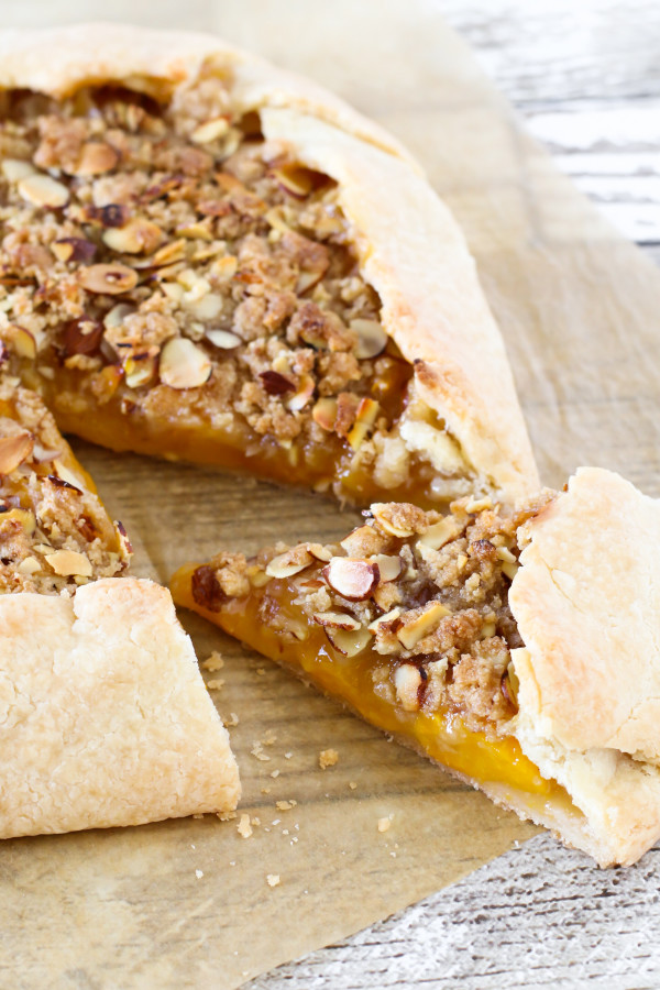 Gluten Free Vegan Peach Almond Crostata. Flaky rustic crust, filled with fresh peaches and topped with a nutty crumb topping. Baked to golden deliciousness!