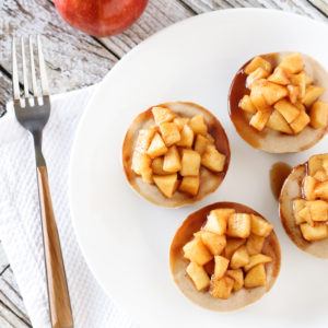 Gluten Free Vegan Mini Apple Cinnamon Cheesecakes. Individual no-bake dairy free cheesecakes, loaded with cinnamon and topped with sweet apples.