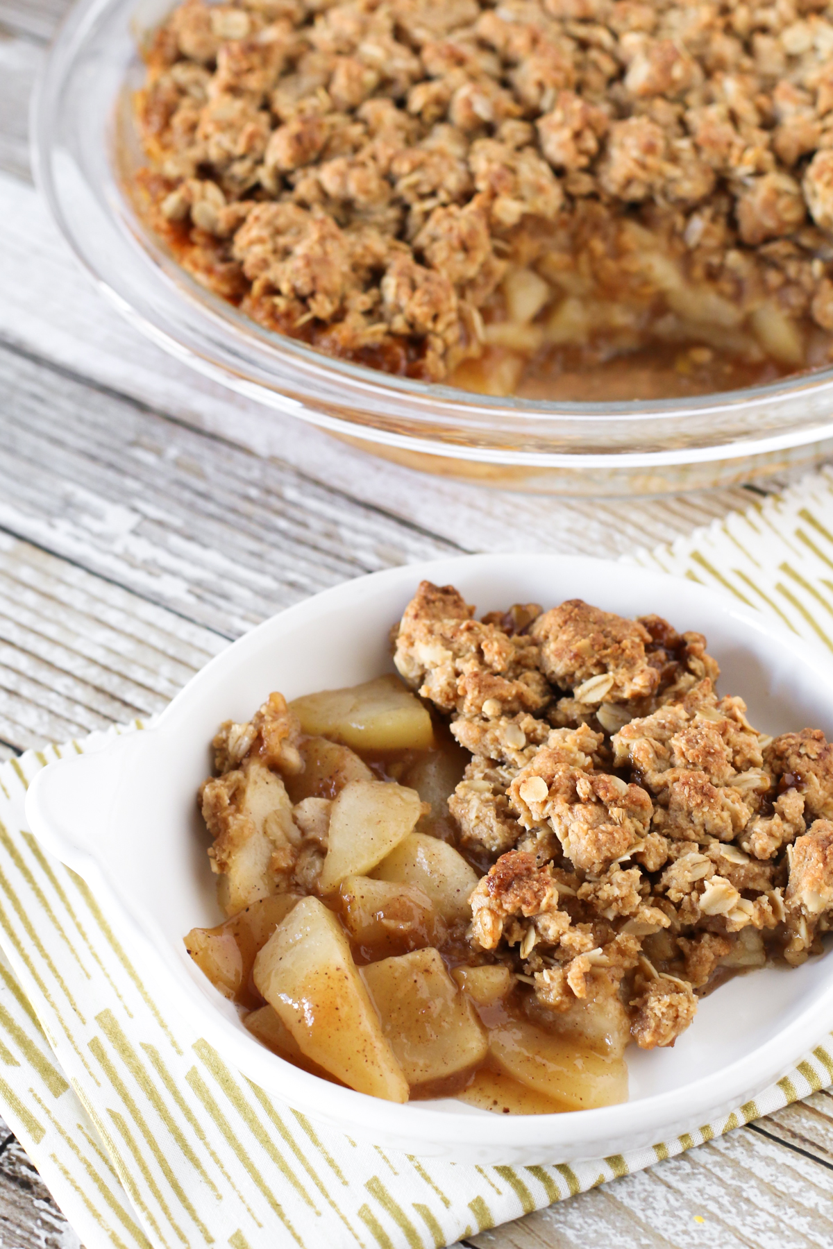 Gluten Free Vegan Chai Spiced Pear Crisp. Warm chai spices, sweet pears and a refined sugar free oat crumb topping. A lovely fall dessert!