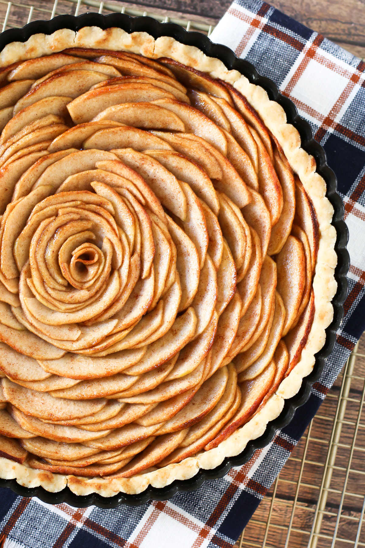 Gluten Free Vegan Apple Tart. Swirls of thinly sliced apples and a flaky crust make up this beautiful pie.