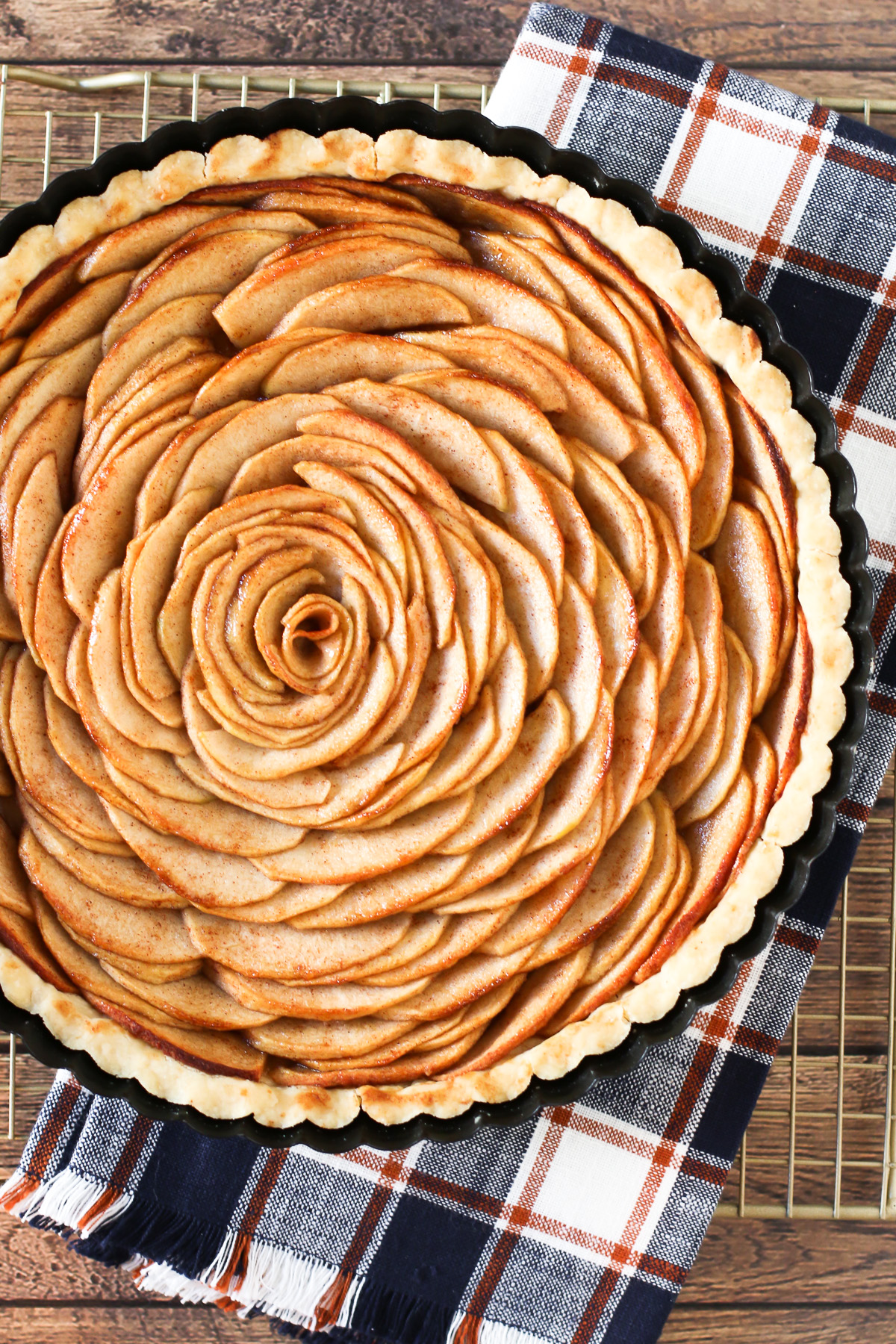 Gluten Free Vegan Apple Tart. Swirls of thinly sliced apples and a flaky crust make up this beautiful pie.