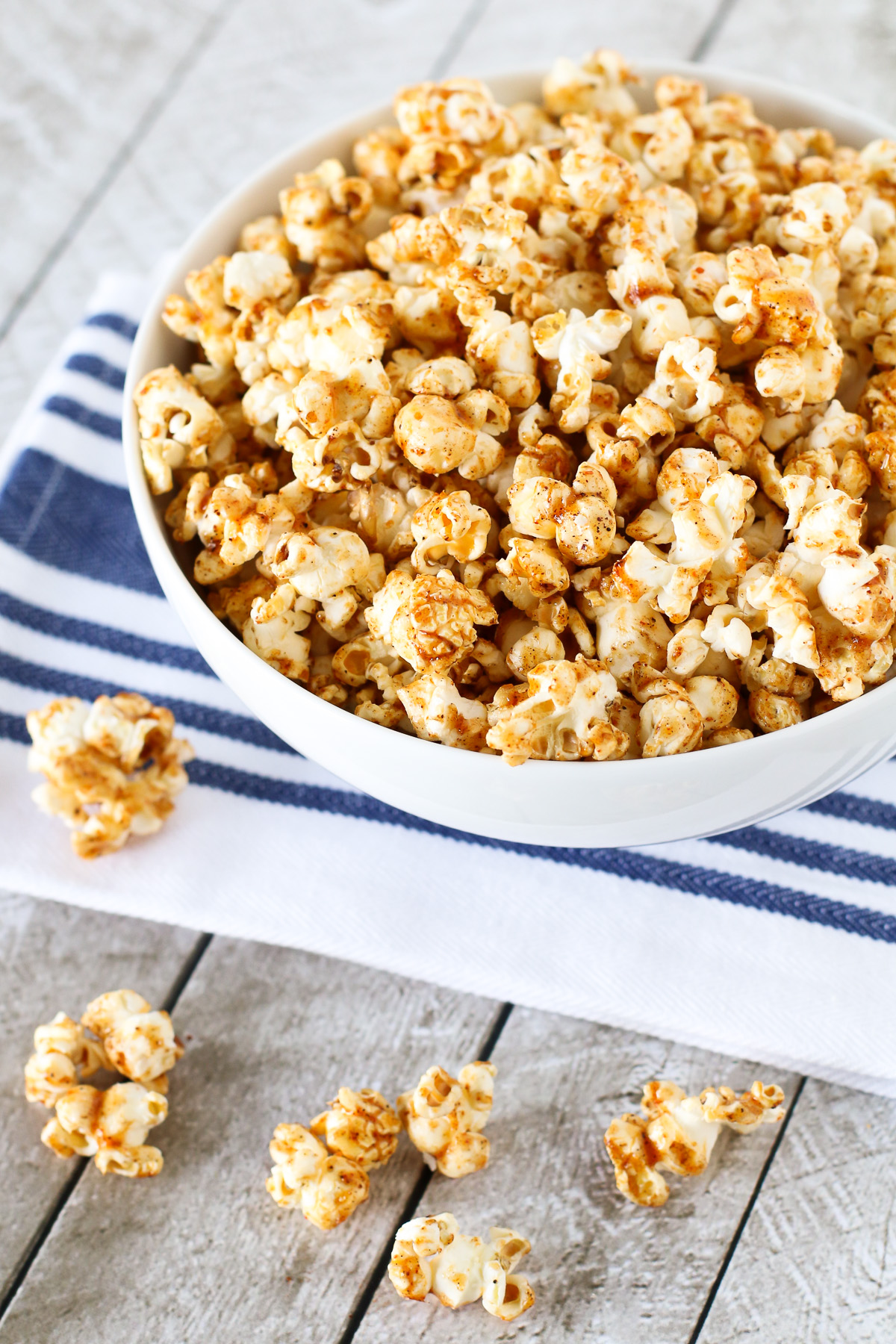 Smokey Maple Popcorn. Made with pure maple syrup, coconut oil and smokey spices, this popcorn is totally addicting!