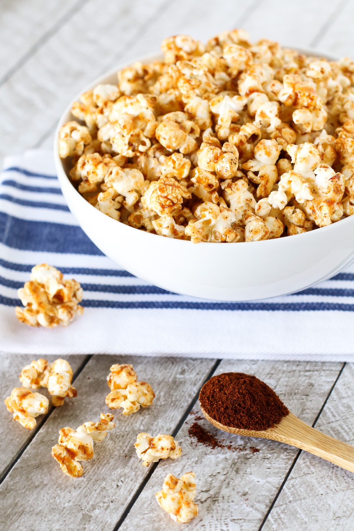 Smokey Maple Popcorn. Made with pure maple syrup, coconut oil and smokey spices, this popcorn is totally addicting!