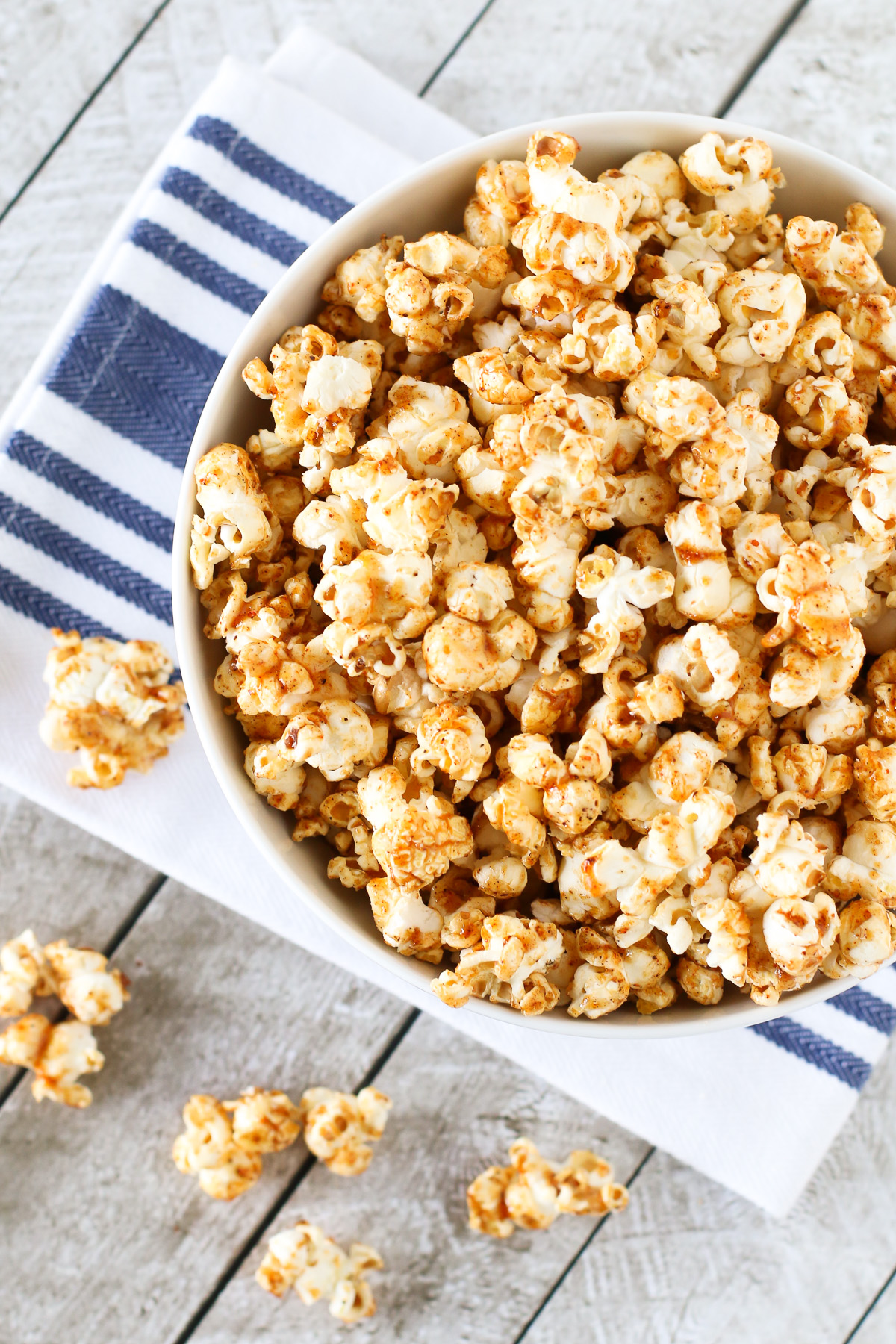 Smokey Maple Popcorn. Made with pure maple syrup, coconut oil and smokey spices, this popcorn is totally addicting!