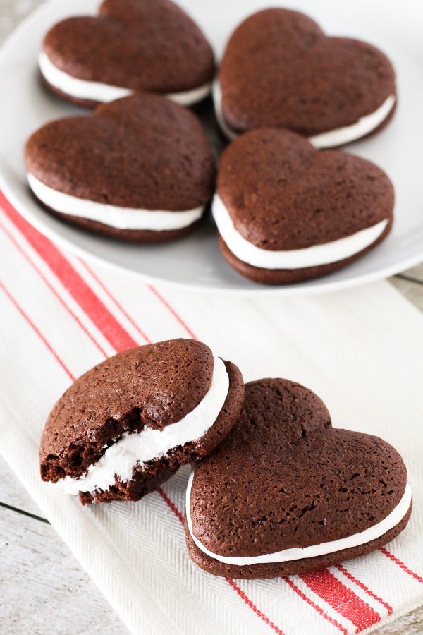 Gluten Free Vegan Whoopie Pies. Two chocolate cake-like cookies with a whipped vanilla filling. Makes your heart go pitter-patter!