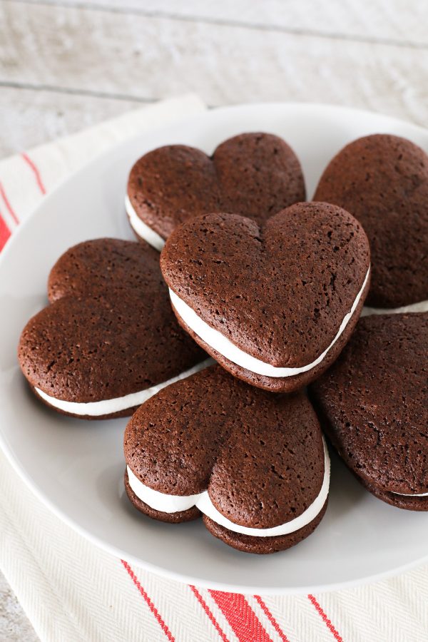 Gluten Free Vegan Whoopie Pies. Two chocolate cake-like cookies with a whipped vanilla filling. Makes your heart go pitter-patter!