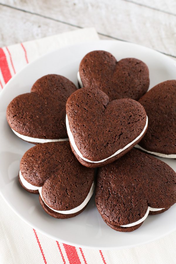 Gluten Free Vegan Whoopie Pies. Two chocolate cake-like cookies with a whipped vanilla filling. Makes your heart go pitter-patter!