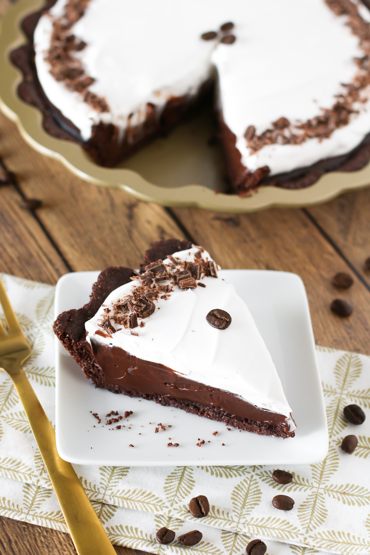 Gluten Free Vegan Mocha Cream Pie. Chocolate cookie crust filled with a decadent dairy free mocha pudding. A slice of chocolaty coffee heaven!