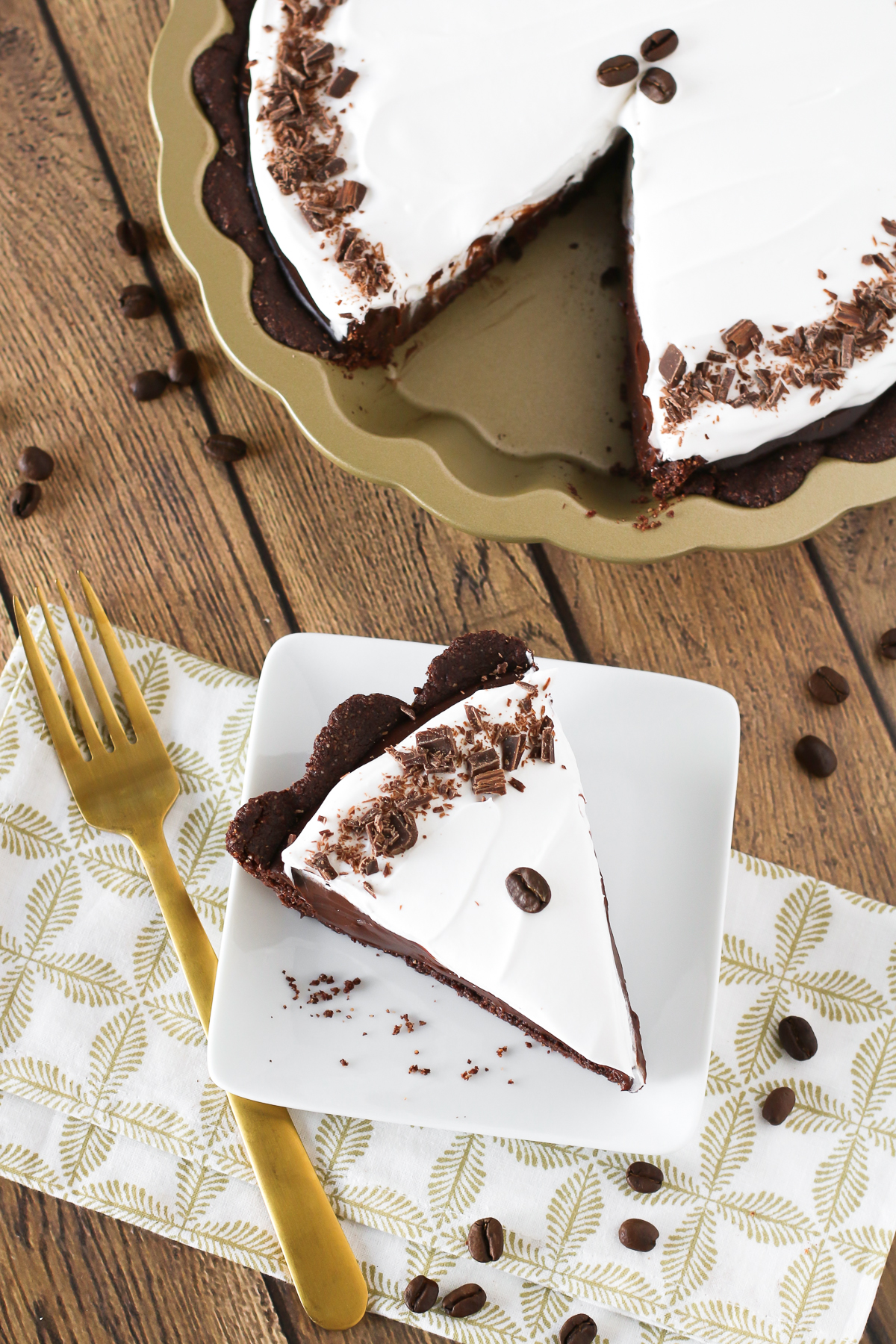 Gluten Free Vegan Mocha Cream Pie. Chocolate cookie crust filled with a decadent dairy free mocha pudding. A slice of chocolaty coffee heaven!