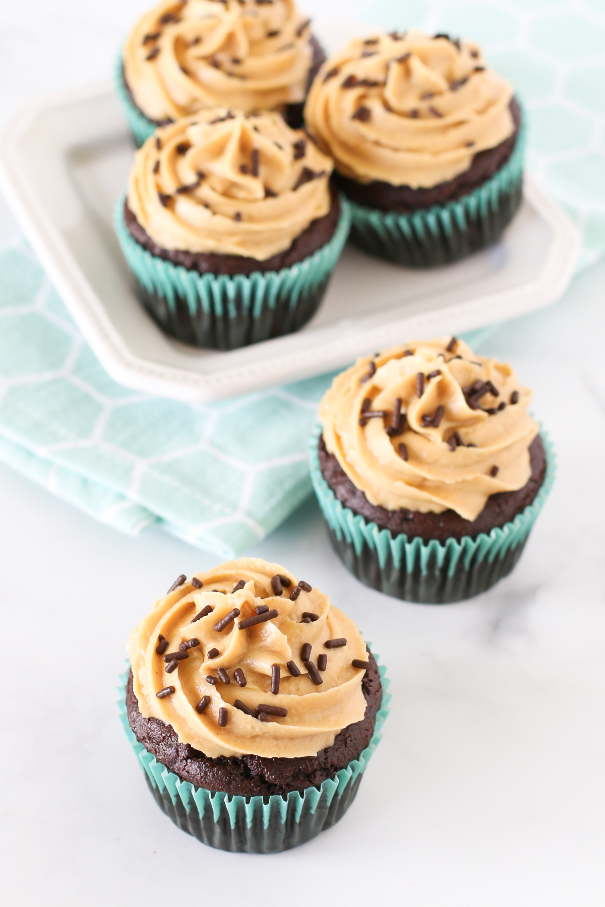 Gluten Free Vegan Chocolate Peanut Butter Cupcakes. Fluffy chocolate cupcakes with a creamy peanut butter frosting. A PB and chocolate lovers dream! 