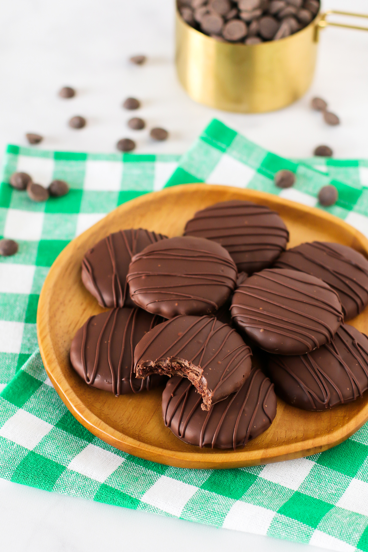 Gluten Free Vegan Thin Mint Cookies. You know you want a bite of one of these chocolate-covered chocolate mint cookies!