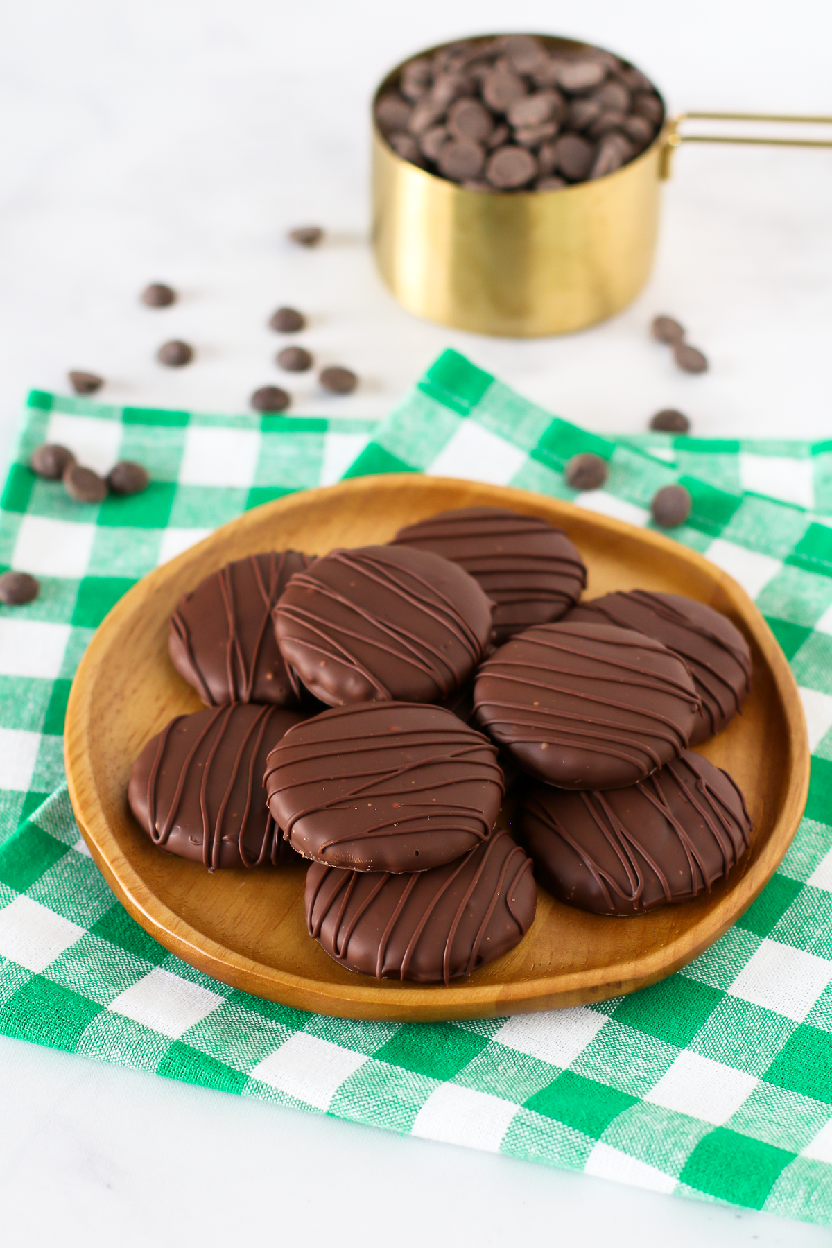 Gluten Free Vegan Thin Mint Cookies. You know you want a bite of one of these chocolate-covered chocolate mint cookies!