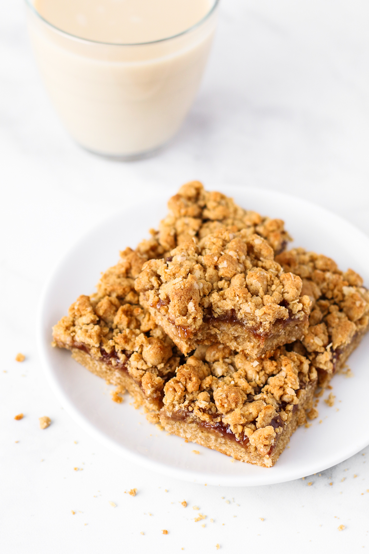 Gluten Free Vegan Peanut Butter and Jelly Oat Bars. The classic combination of creamy peanut butter and strawberry jelly in a oat crumb bar. What’s not to love?