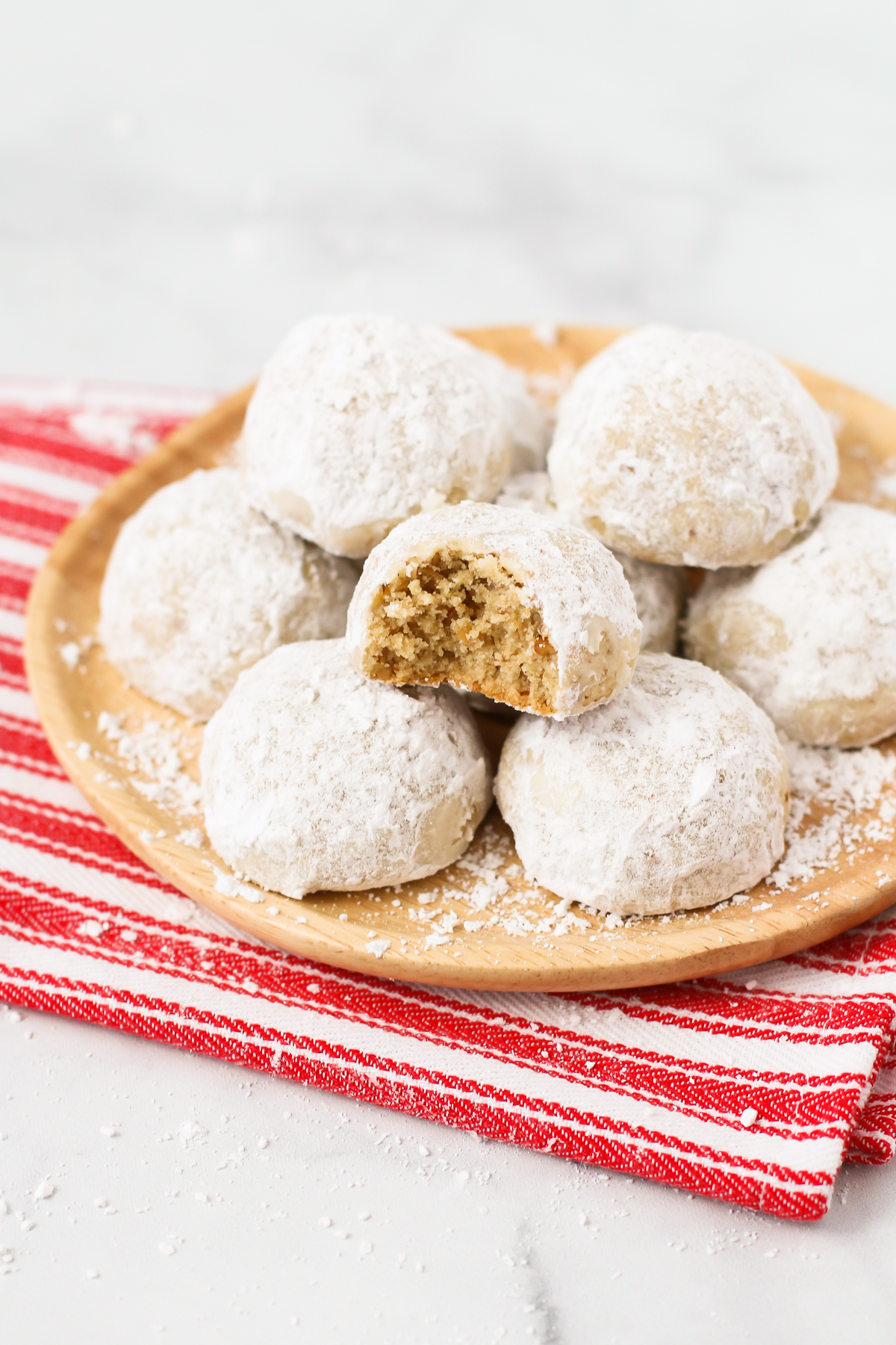 A simple holiday cookie that’s made with toasted walnuts and rolled in powdered sugar. What’s not to love about these gluten free vegan snowball cookies?