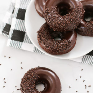 Who wouldn’t go for one of these gluten free vegan baked chocolate donuts? Extra chocolatey cake donuts, dipped in a decadent chocolate glaze. Can’t forget the chocolate sprinkles!